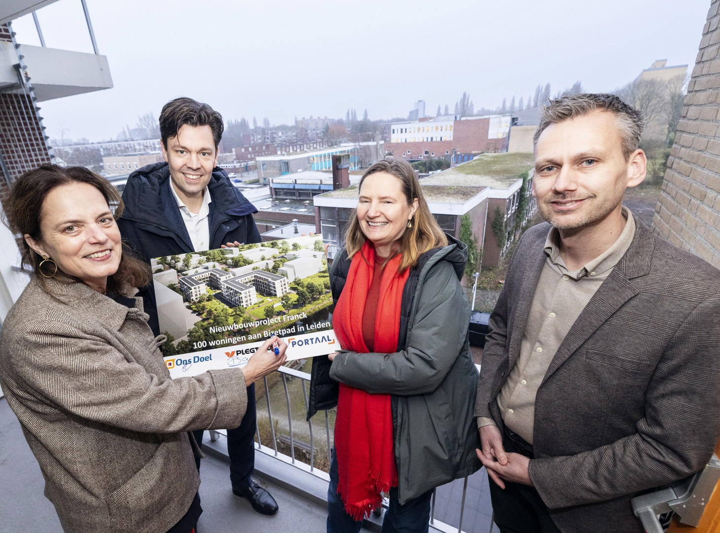 Ondertekening Franck met op achtergrond bouwterrein