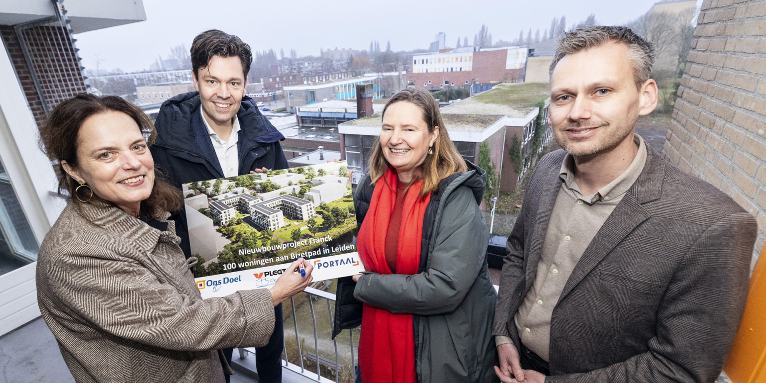Ondertekening Franck met op achtergrond bouwterrein