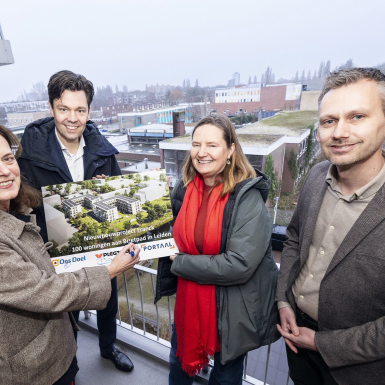 Ondertekening Franck met op achtergrond bouwterrein