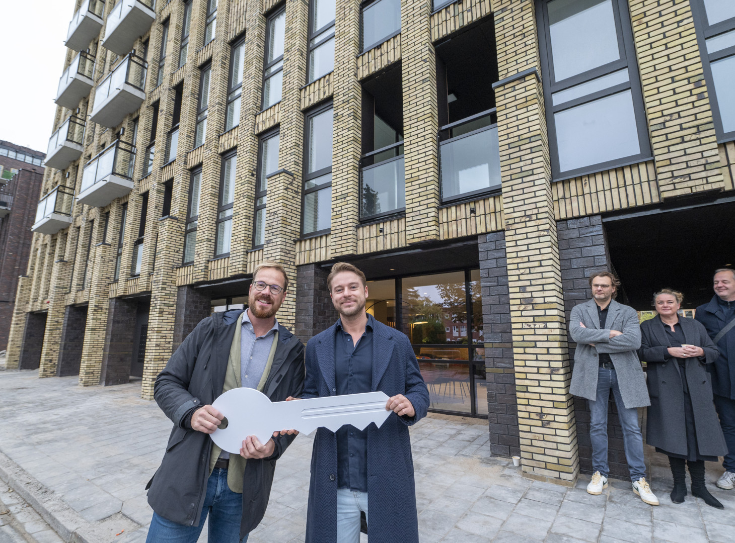 Wethouder Niejenhuis overhandigt sleutel aan eerste bewoner Talent 2 1