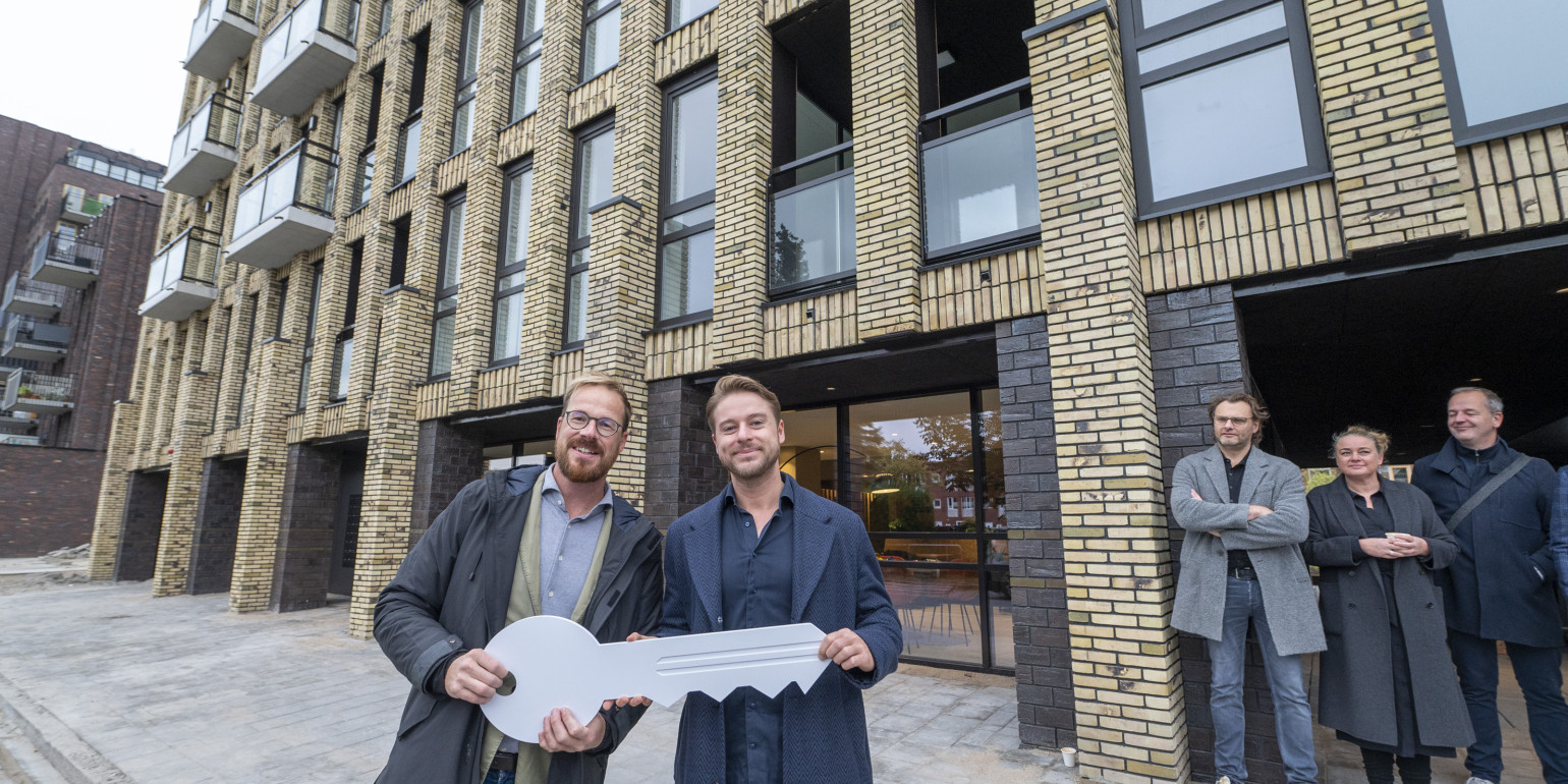 Wethouder Niejenhuis overhandigt sleutel aan eerste bewoner Talent 2 1