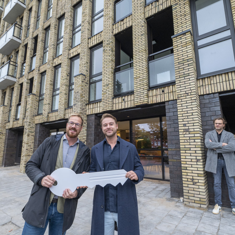 Wethouder Niejenhuis overhandigt sleutel aan eerste bewoner Talent 2 1