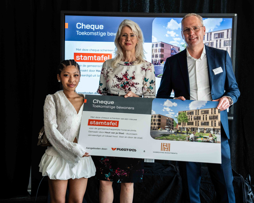 Overhandiging cheque Christina Lwin toekomstige bewoner